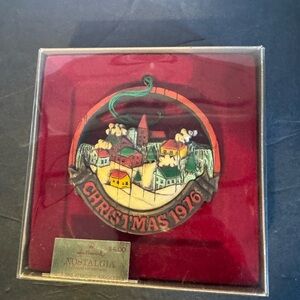 Hallmark Nostalgia Peace on Earth 1976 Ornament Tree Trimmer Collection